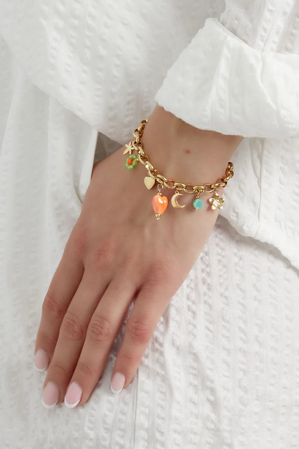 Bedel armband met gekleurde bedels